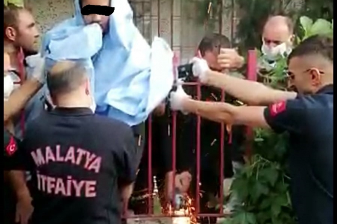 Oyun Oynayan Kucuk Kizin Vucuduna Demir Korkuluklar Saplandi Video Malatya Haber 24