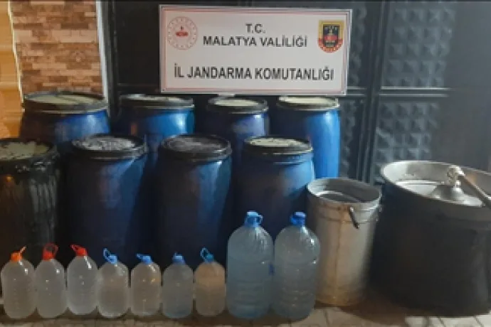 Jandarma 2 ton sahte içki ele geçirildi