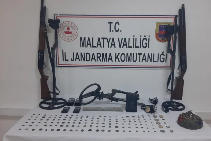 Tarihi sikke ve silahlar ele geçirildi