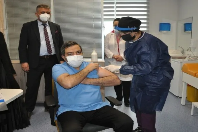 Malatya'da sağlık görevlilerine aşılar vurulmaya başladı