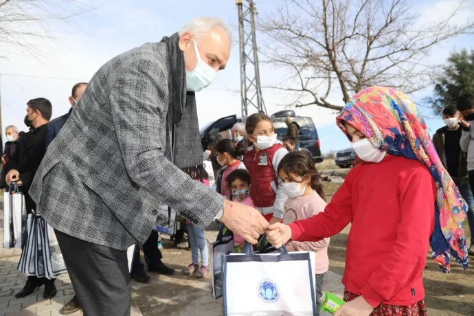 BAŞKAN GÜDER, İHTİYAÇ SAHİBİ ÇOCUKLARIN YÜZÜNÜ GÜLDÜRDÜ