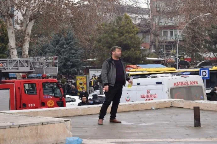 15 Temmuz Meydanı'nda kendini yakmaya çalıştı, polis ikna etti