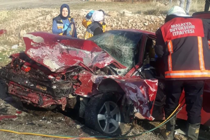 Otomobiller kafa kafaya çarpıştı: 1'i ağır 3 yaralı