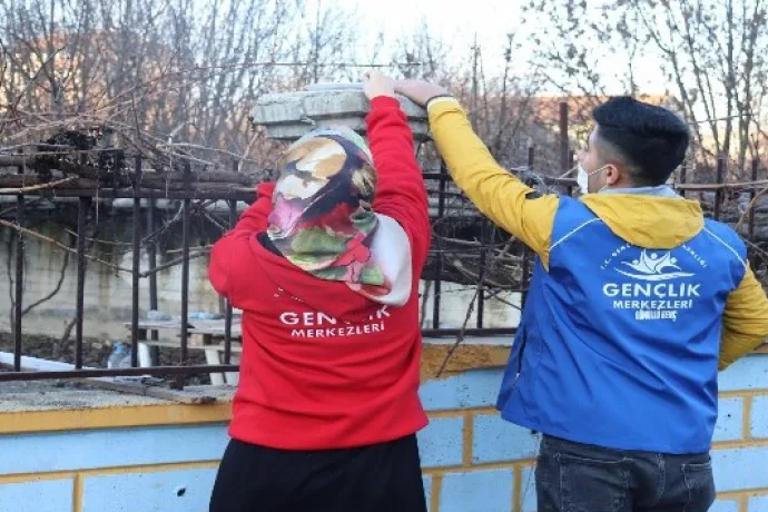 Gençlerden kuşlara yem