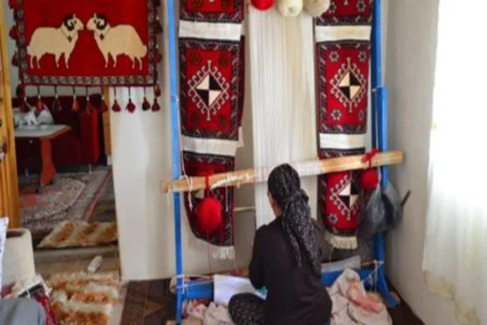Kürecik'te Halıcılık Devam Ediyor