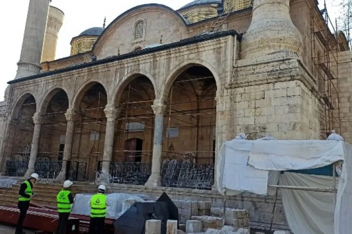 Depremde hasar gören caminin restorasyonu sürüyor