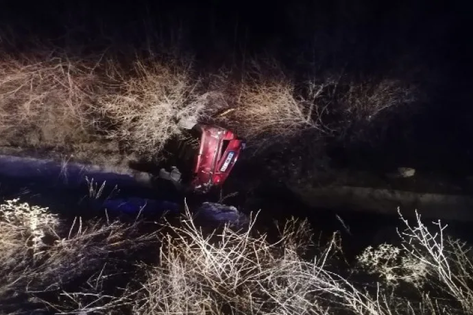 Su kanalına düşen otomobilde maddi hasar meydana geldi