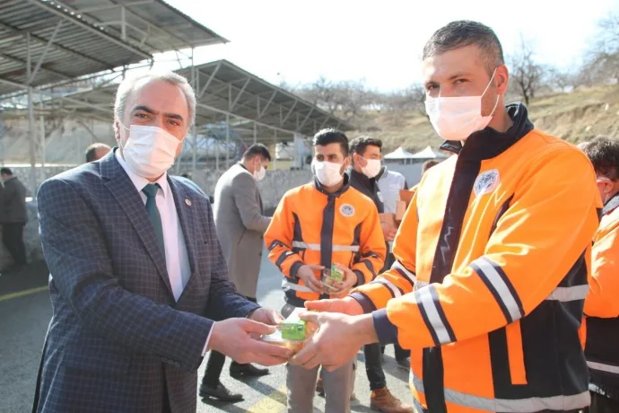 ŞEHİT VE GAZİ AİLELERİNDEN TEMİZLİK PERSONELLERİNE TEŞEKKÜR ZİYARETİ