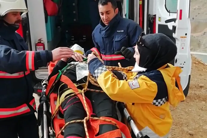 Malatya'da uçuruma yuvarlanan genç yaralandı