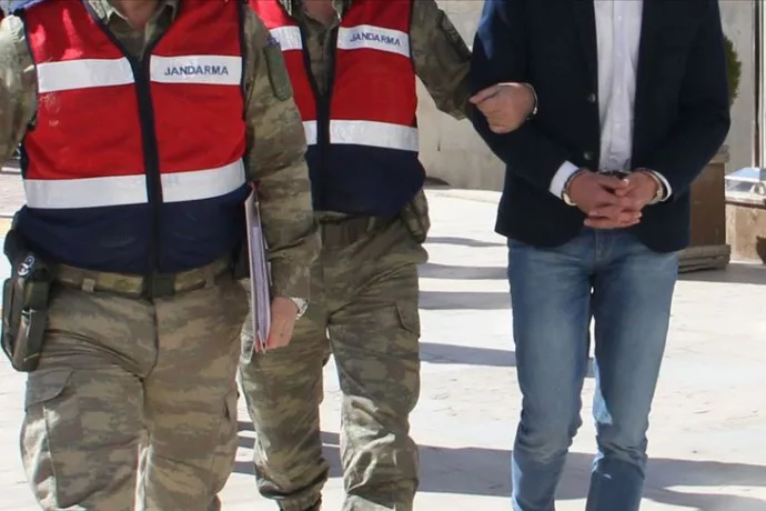 FETÖ'DEN ARAMASI BULUNAN ŞAHIS TUTUKLANDI