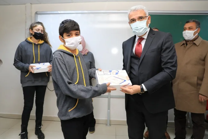 İHTİYAÇ SAHİBİ ÖĞRENCİLERE TABLET DAĞITIMI SÜRÜYOR