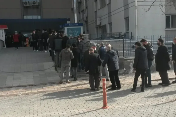 Vergi Dairesi Önünde Uzun Kuyruk
