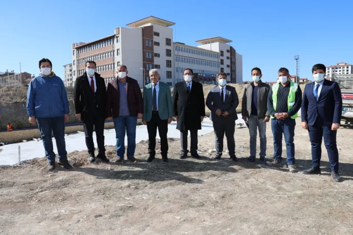 BATTALGAZİ’DE YARI OLİMPİK KAPALI YÜZME HAVUZU İÇİN İLK KAZMA VURULDU