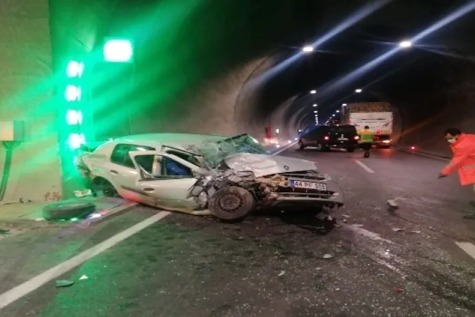 Tünel duvarına çarpan otomobil sürücüsü yaralandı