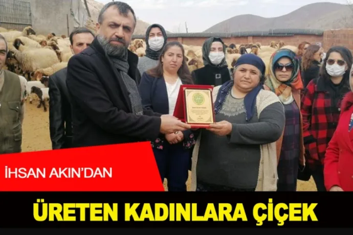 İhsan Akın'dan Üreten kadınlara çiçek