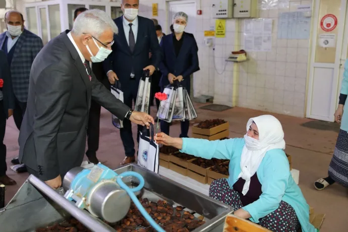 BAŞKAN GÜDER, KADINLAR GÜNÜ'NÜ KARANFİL DAĞITARAK KUTLADI