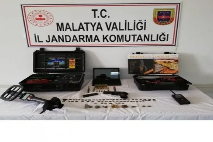 Tarihi eserler ve silah ele geçirildi