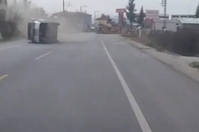 VİRAJI ALAMADI ARACI YAN YATIRDI video