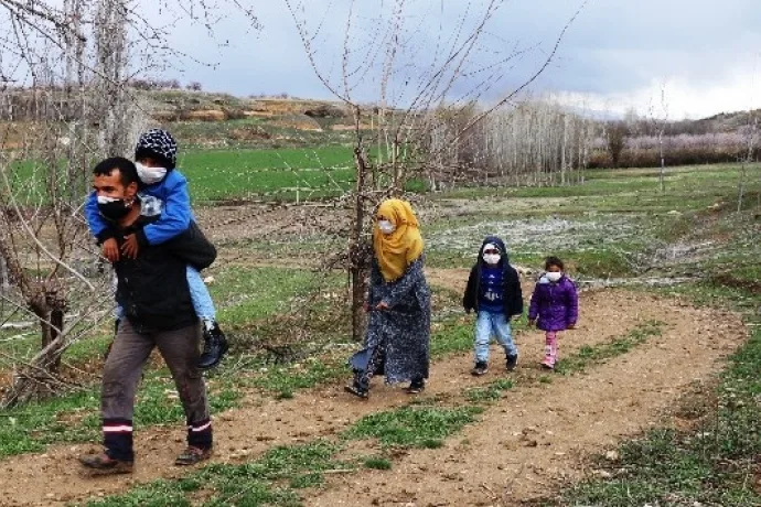 Engelli oğlunu sırtında taşıyarak okula götürüyor