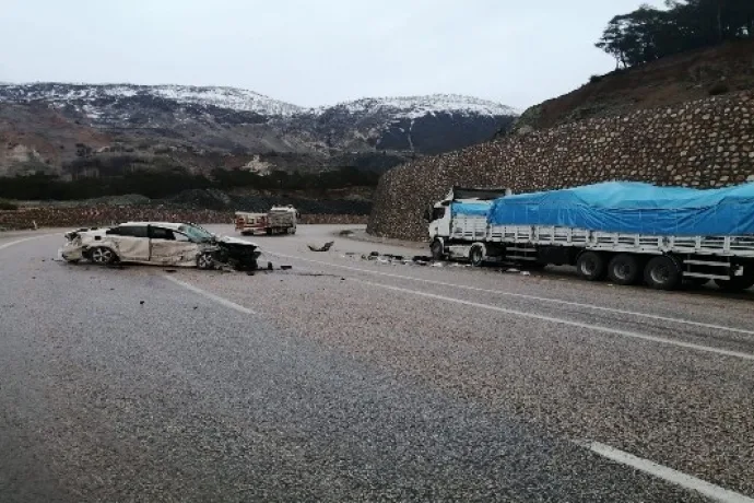 Malatya'da otomobil ile tır çarpıştı: 2 yaralı
