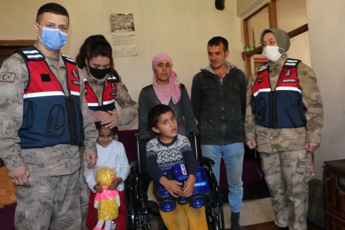 Babasının sırtında taşıdığı Batuhan'a jandarmadan anlamlı ziyaret