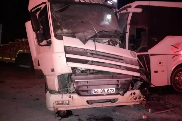 Malatya’da gece trafik kazası; yaralı sıkıştığı araçta kurtarıldı
