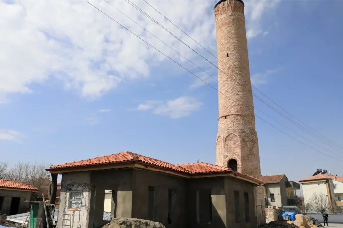BATTALGAZİ’DEKİ TARİHİ MEKANLARDA RESTORASYON ÇALIŞMALARI SÜRÜYOR