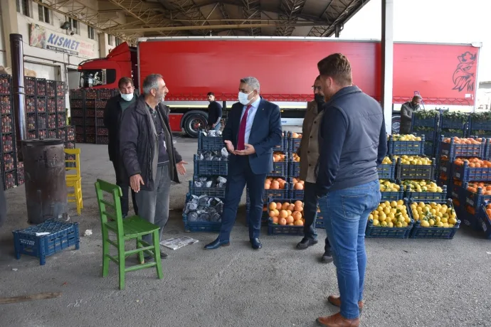 Başkan Sadıkoğlu, sebze meyve komisyoncularını ziyaret etti