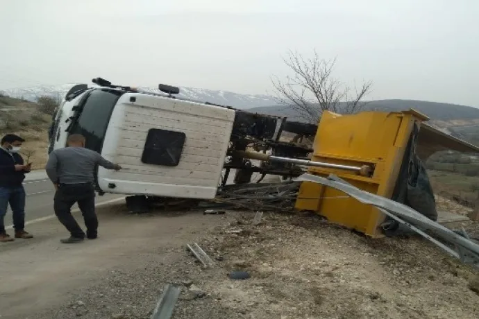 Malatya'da hafriyat kamyonu devrildi: 1 yaralı