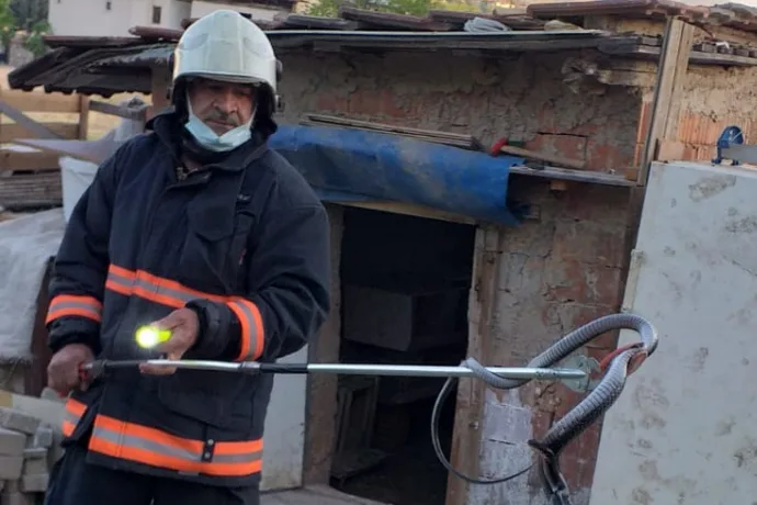 Kümese Giren Yılan Çıkarıldı