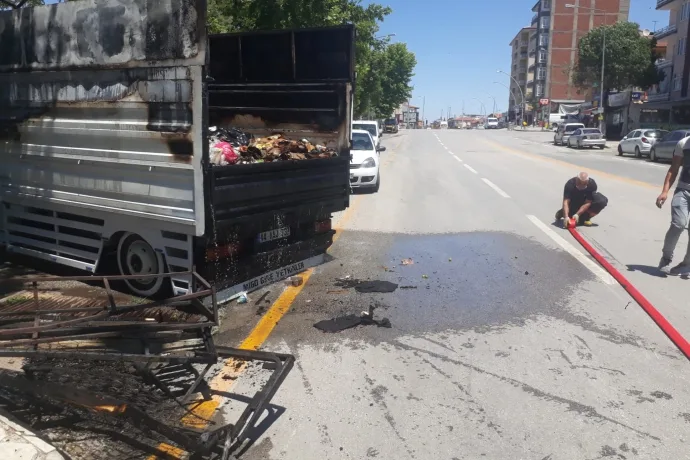 Atık toplama aracı seyir halindeyken alev aldı