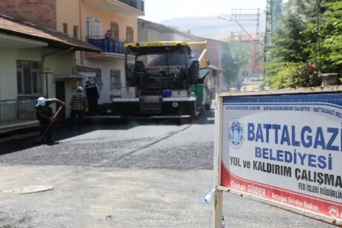 BATTALGAZİ’DE ASFALTSIZ YOL KALMIYOR