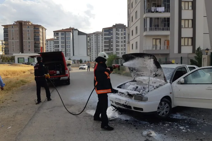 Seyir halindeki otomobil alev aldı