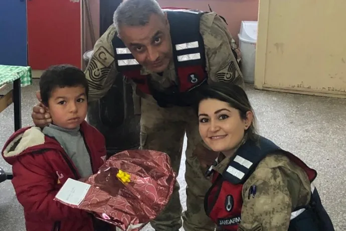 Jandarma'dan miniklere yılbaşı hediyesi