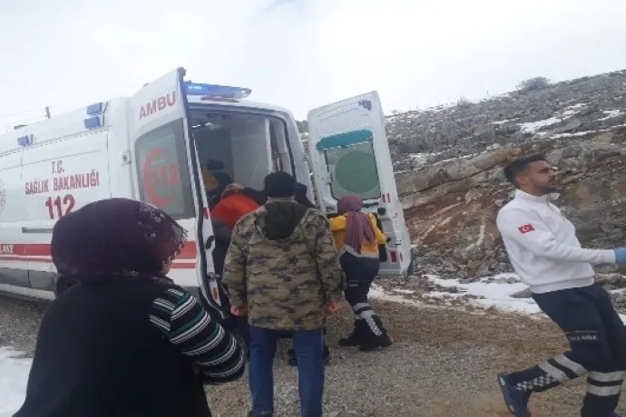 Evinde mahsur kalan felçli kadını karla mücadele ekipleri kurtardı