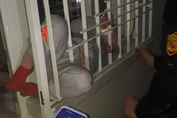 Oyun sırasında ayağı parmaklıklara sıkışan küçük kızın yardımına itfaiye koştu