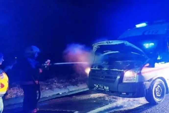 Ambulans seyir halindeyken alev aldı