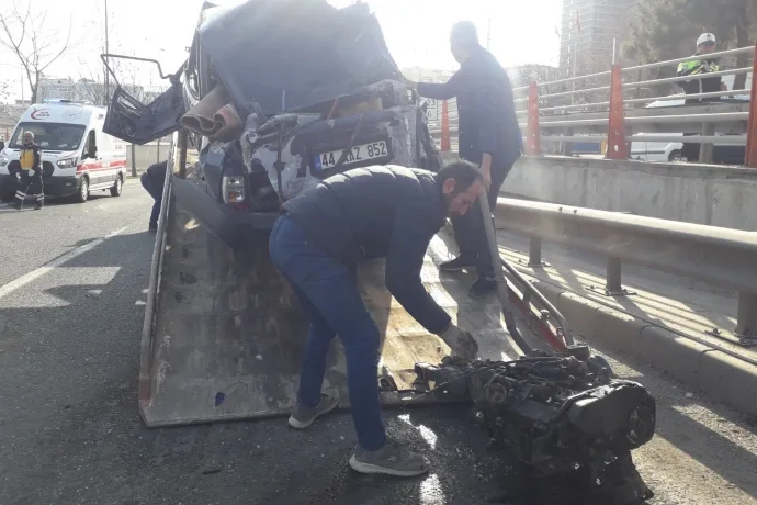 Bariyerlere çarpan araç takla attı: 1 ölü, 2 yaralı