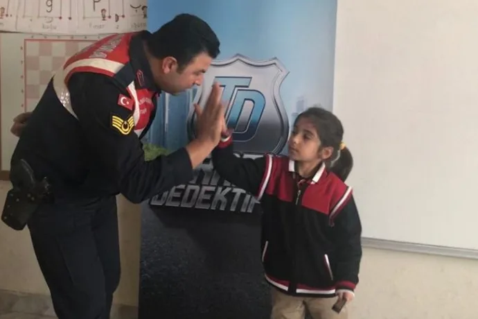 Öğrencilerin karnesini Jandarma verdi
