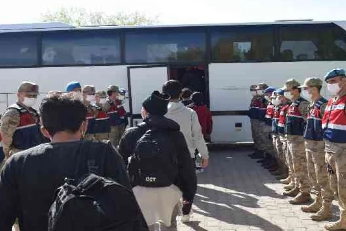 Düzensiz göçmenler sınır dışı ediliyor