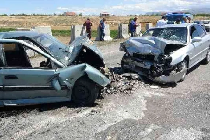 Kafa kafaya çarpışan araçlar hurdaya döndü: 1'i ağır 2 yaralı