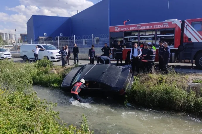 Sulama kanalına devrilen aracın sürücüsü yaralandı