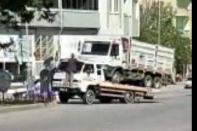 Ön tarafı havaya kalkan çekicinin yardımına vatandaşlar koştu