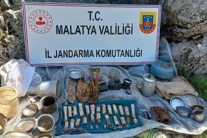 Jandarma, PKK’ya ait patlayıcı ve yaşam malzemeleri ele geçirdi