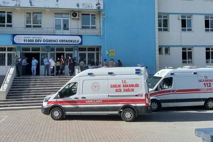 Okulda rahatsızlanan öğrenciler hastaneye kaldırıldı
