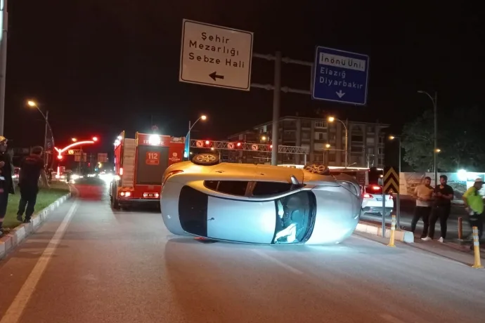 Refüje çarpan araç takla attı: 2 yaralı