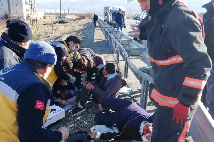 Deprem bölgesindeki trafik kazasında 7 kişi yaralandı.
