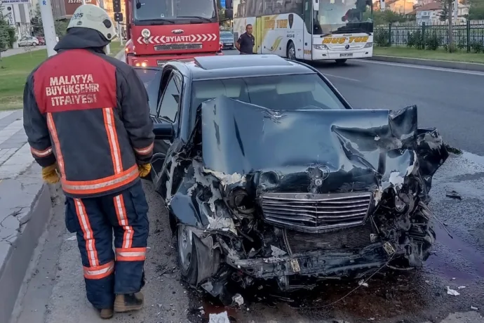 Otomobil minibüsle çarpıştı: 1 ölü, 1 yaralı