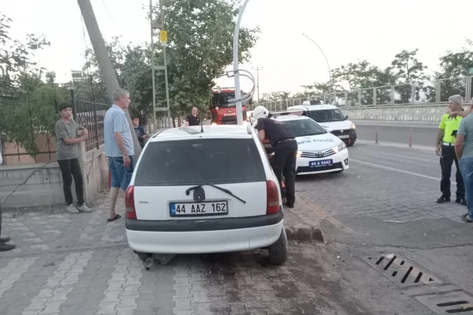 Otomobil park halindeki araca çarptı: 1 yaralı