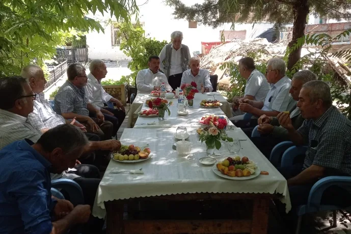 DİLEK ESNAFI EKONOMİDEN DERT YANDI